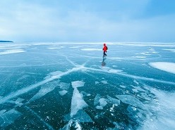 Riscos-ey-homem-caminhando-pelo-lago-congelado-ilhas-wisconsin-america-eua.jpg