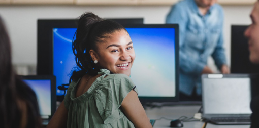 ey-smiling-young-woman-using-computer-510.253