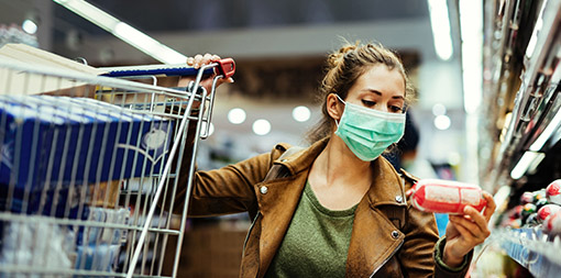 ey-woman-buying-groceries-wearing-face-mask-in-the-supermarket