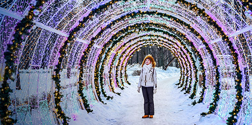 Woman-is-standing-under-the-christmas-lights-park